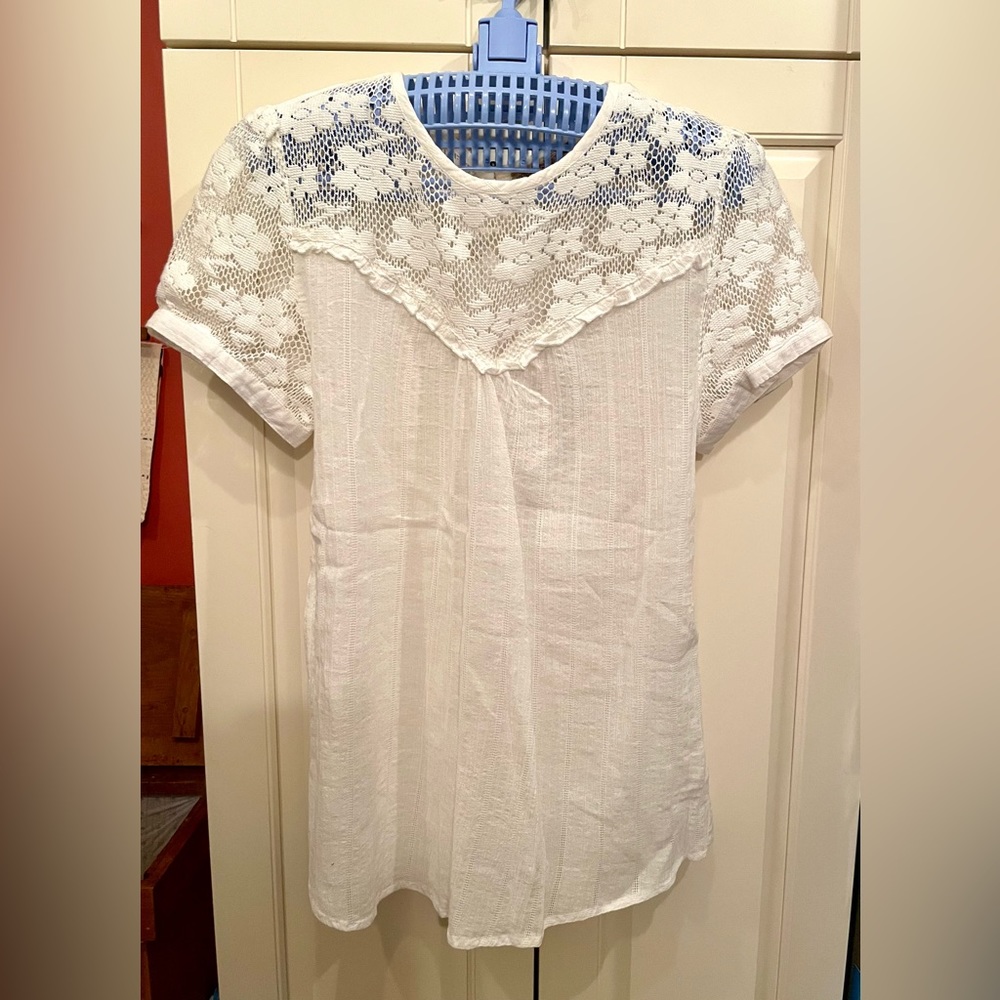Cute top, buttons on sleeves and back of neck. Dressy or casual